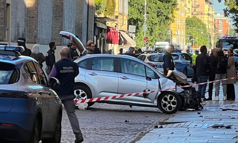 Un coche arremete contra la multitud en Módena: ocho heridos, cuatro de ellos graves Un coche arremete contra la multitud en Módena: ocho heridos, cuatro de ellos graves